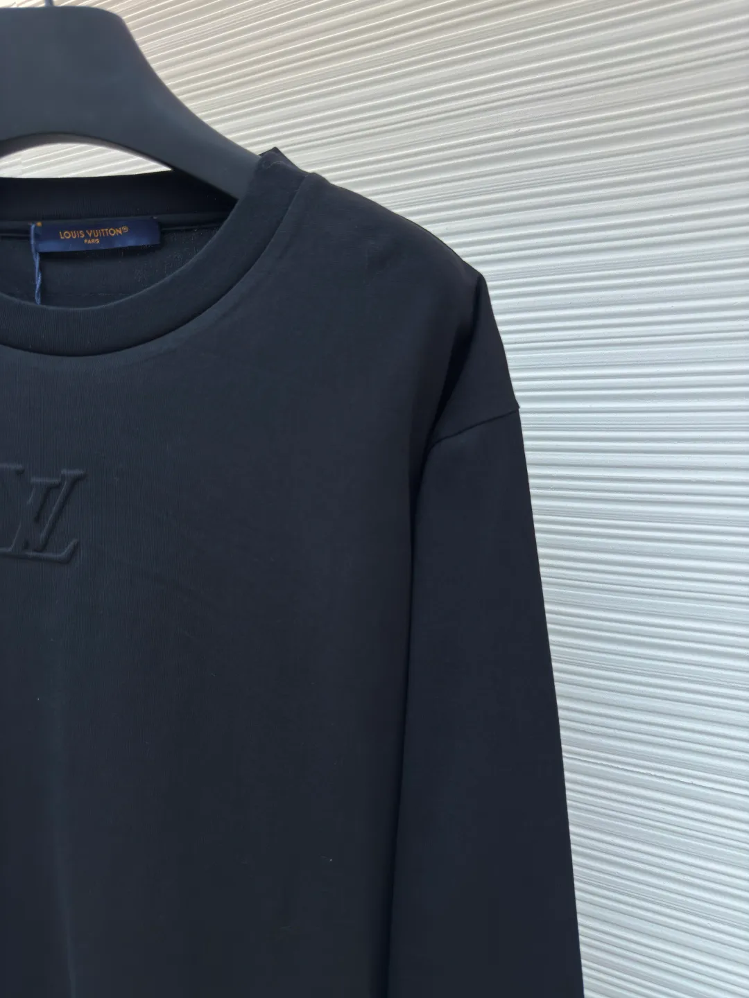 LOUIS VUITTON dark pattern embossed long sleeves ●Authentic product: purchased and developed at 5790 ●Item number: 1680170-A20 ●Fabric: pure cotton fabric ●Technology: embossed production ●Version: fitted version ●Weight: about 285 grams ●Size: XS-S-M-L ●Description: The fabric is made of 40s double-stranded long-staple cotton yarn plain weave dust-etched wool technology, and the finished fabric is passed through a mercerizing machine to increase the gloss of the fabric. It is matched with 32s double-stranded cotton cover silk cylindrical open-width rib front panel for stamping and filling process. After low-temperature stamping, the inside is filled with 3.5-mile thick sponge. The sponge is cut by laser burning to create the pattern. The bottom surface is directly sealed with low-temperature hot melt glue at 80°C through an integrated operation. The bottom material is machine washable. The overall routing is straight and delicate, the fabric is comfortable and soft, the color is consistent and there is no color difference, it can be matched with the same style to create a fashionable look, and can be used in various occasions, customized accessories, complete with three standards, the same style for men and women!